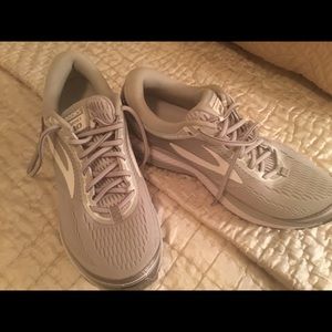 Brooks sneakers ghost 10 size 11b never worn